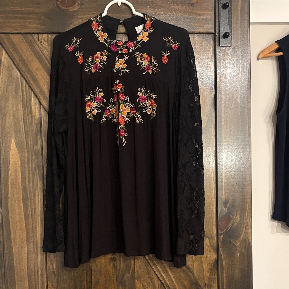 Cupio Black Floral Embroidered Swing Style Top Size XL